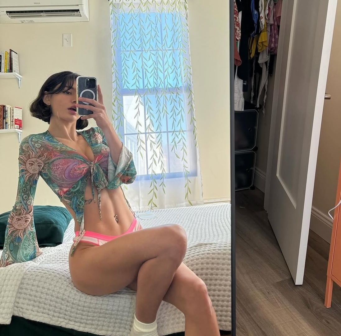 Photo 18 of Amira Brie