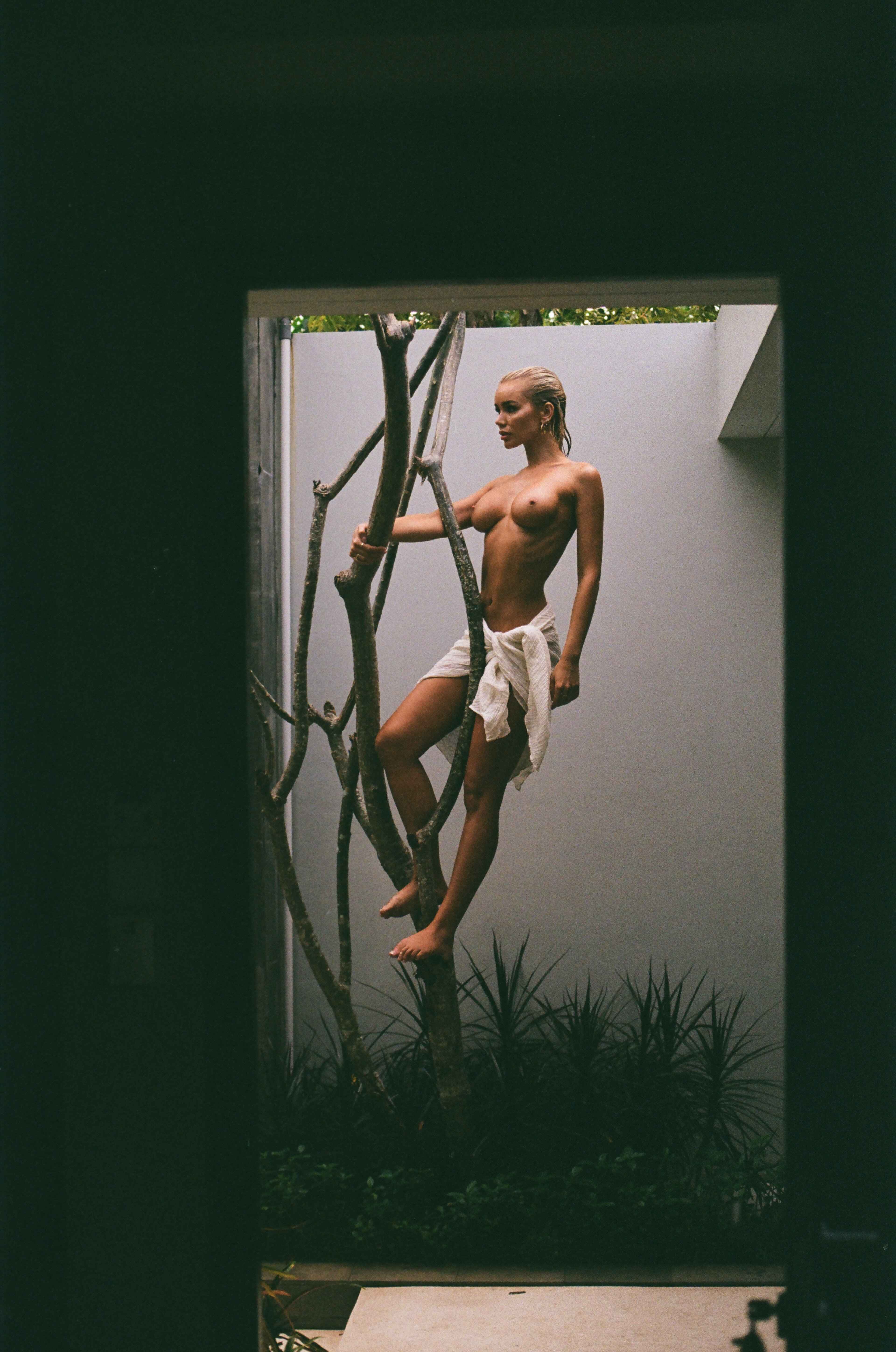 Photo 3 of Julia Cavanagh