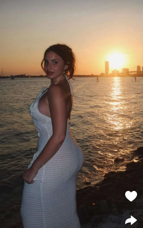 Photo 84 of Emely Hernandez