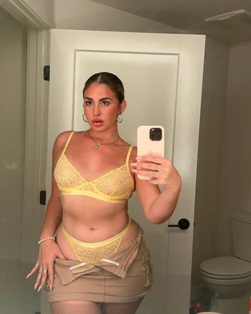Photo 67 of Emely Hernandez