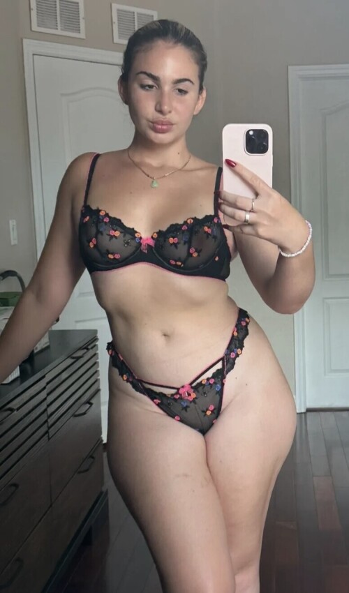 Photo 26 of Emely Hernandez
