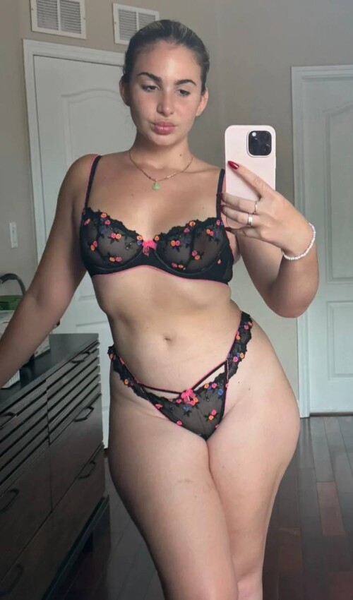 Photo 38 of Emely Hernandez