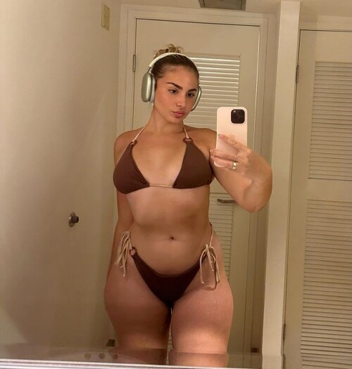 Photo 50 of Emely Hernandez