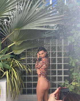 Photo 21 of Emily Ratajkowski