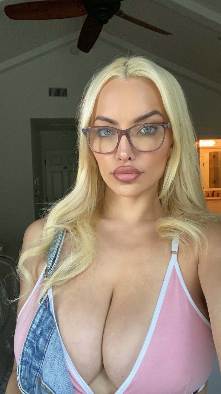 Photo 38 of Lindsey Pelas