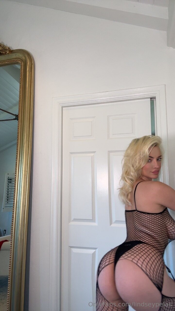 Photo 37 of Lindsey Pelas