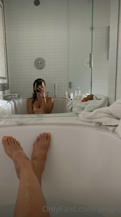 Photo 158 of YesJulz