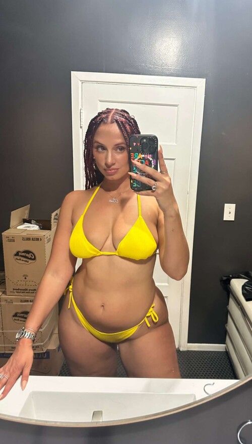 Photo 7 of YesJulz